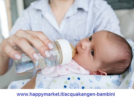 mamma dà al neonato acqua da una bottiglia